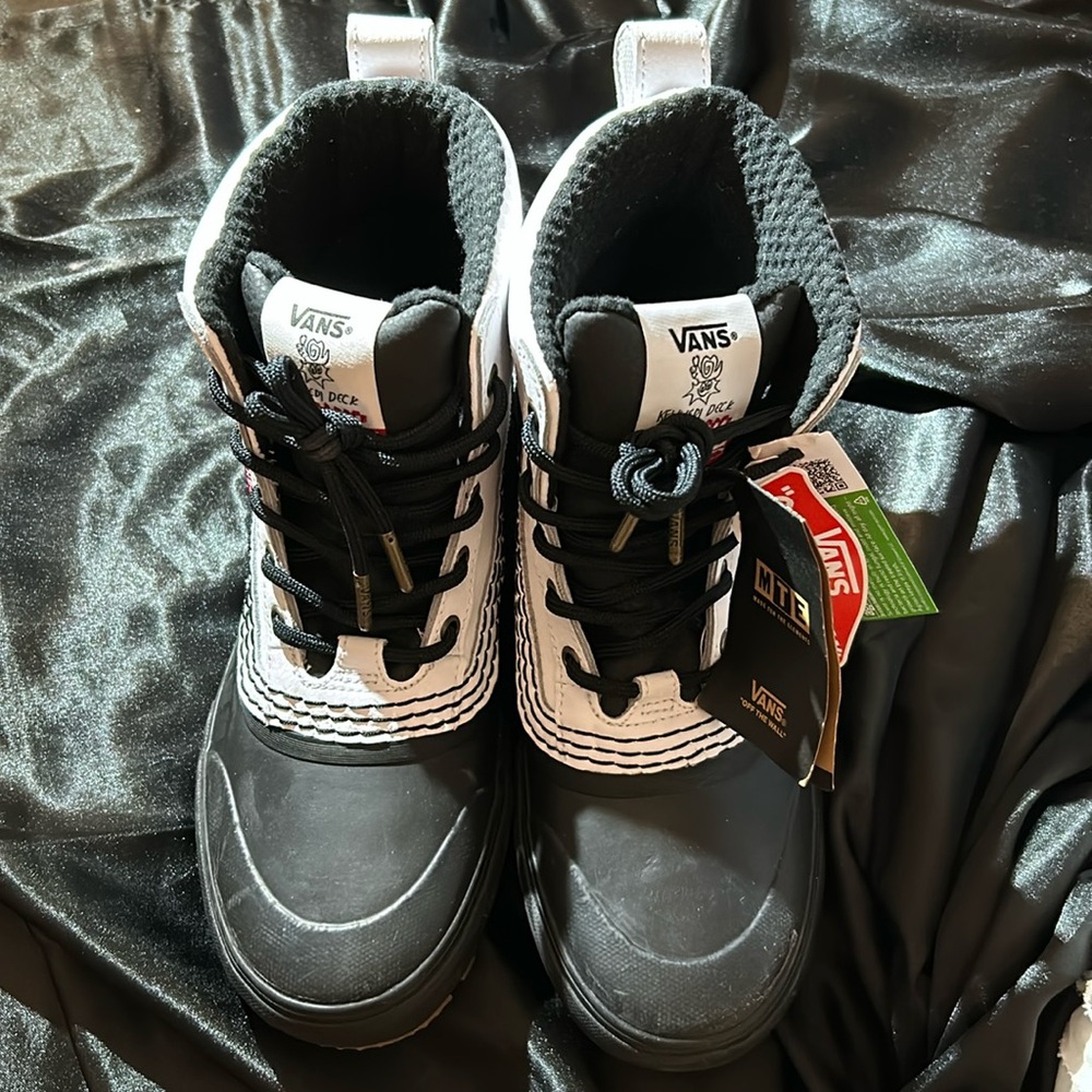 Vans X Kennedi Deck Standard Mid snow boot MTE
Women’s size: 8.5 (NWT) no box